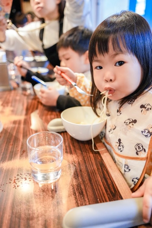 食・東京 中目黑|AFURI 阿夫利|柚子鹽拉麵,一碗孩子超愛的清新拉麵,靈魂的叉燒飯千萬別錯過! - 第2張圖