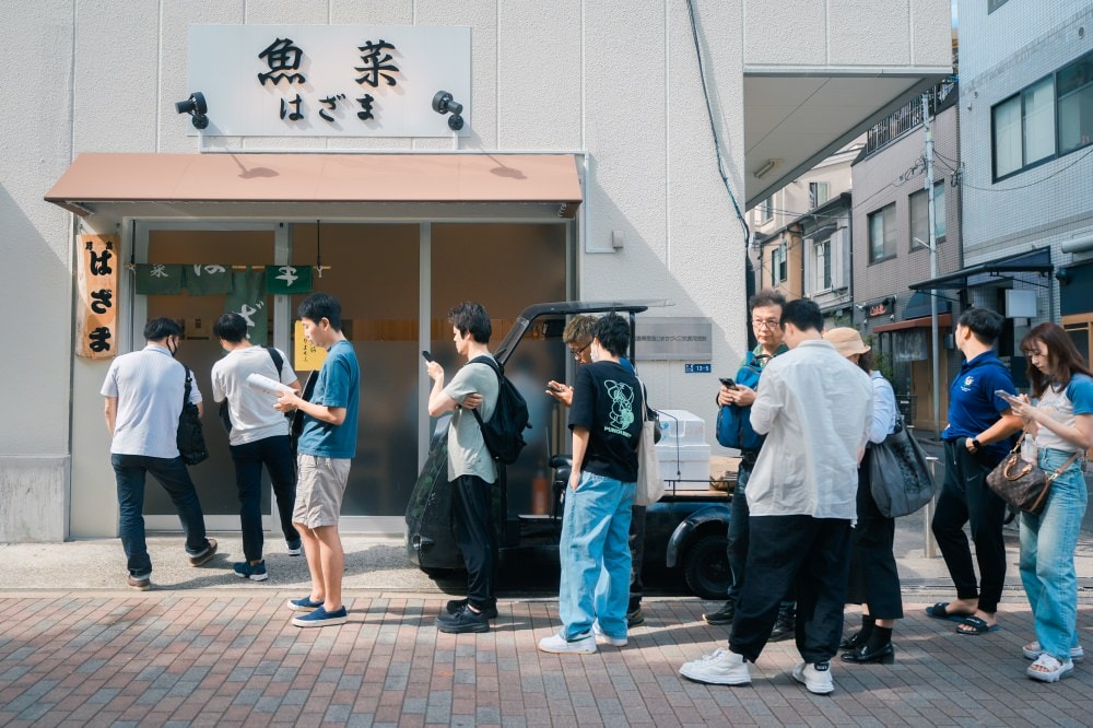 食・東京 月島|魚菜はざま|激推每樣都新鮮好吃,價格划算到爆炸的海鮮定食,下次我一定要吃到1800日圓的木盒海膽定食!魚漿夫妻的東京私藏美食,值得一訪! - 第1張圖