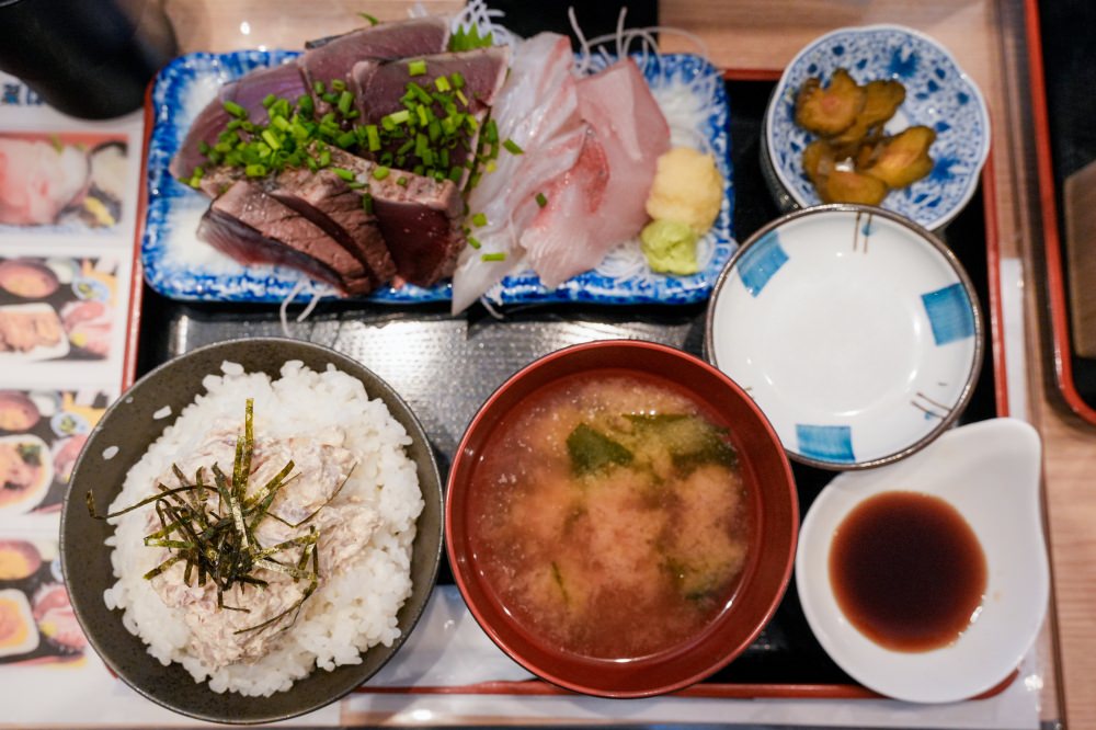 食・東京 月島|魚菜はざま|激推每樣都新鮮好吃,價格划算到爆炸的海鮮定食,下次我一定要吃到1800日圓的木盒海膽定食!魚漿夫妻的東京私藏美食,值得一訪! - 第6張圖