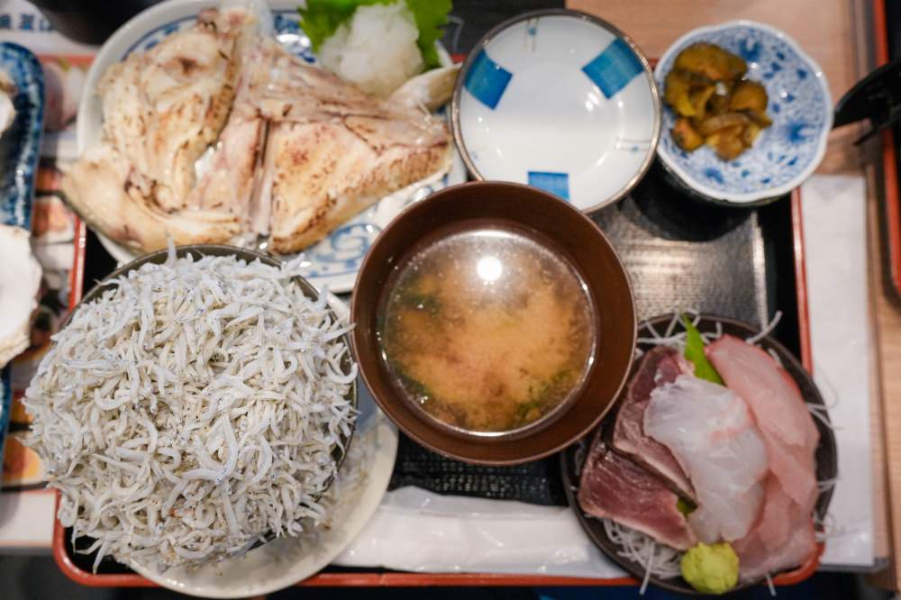 食・東京 月島|魚菜はざま|激推每樣都新鮮好吃,價格划算到爆炸的海鮮定食,下次我一定要吃到1800日圓的木盒海膽定食!魚漿夫妻的東京私藏美食,值得一訪! - 第9張圖