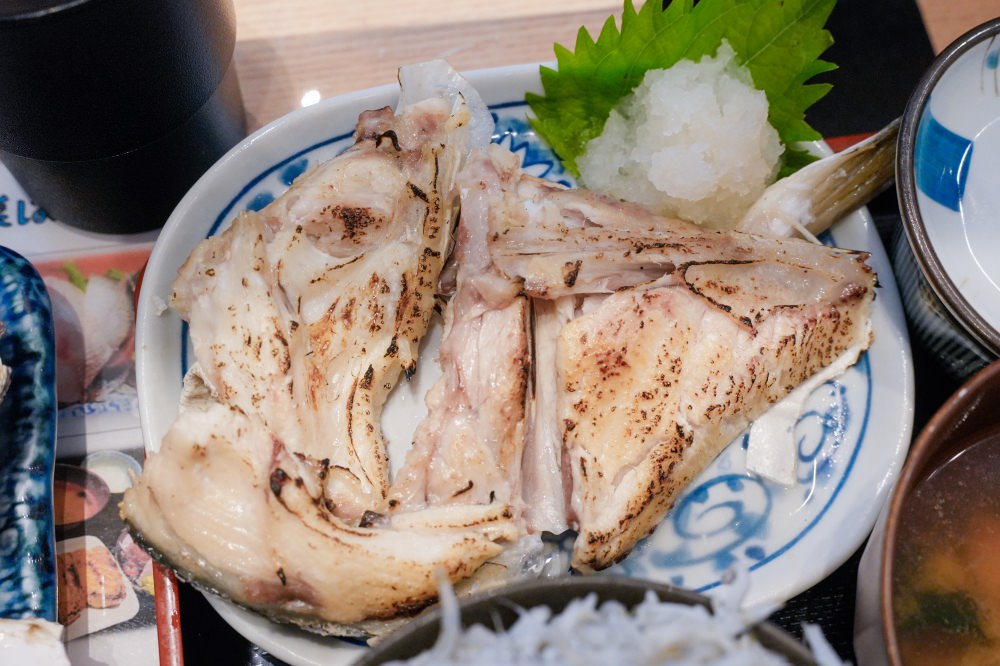 食・東京 月島|魚菜はざま|激推每樣都新鮮好吃,價格划算到爆炸的海鮮定食,下次我一定要吃到1800日圓的木盒海膽定食!魚漿夫妻的東京私藏美食,值得一訪! - 第10張圖
