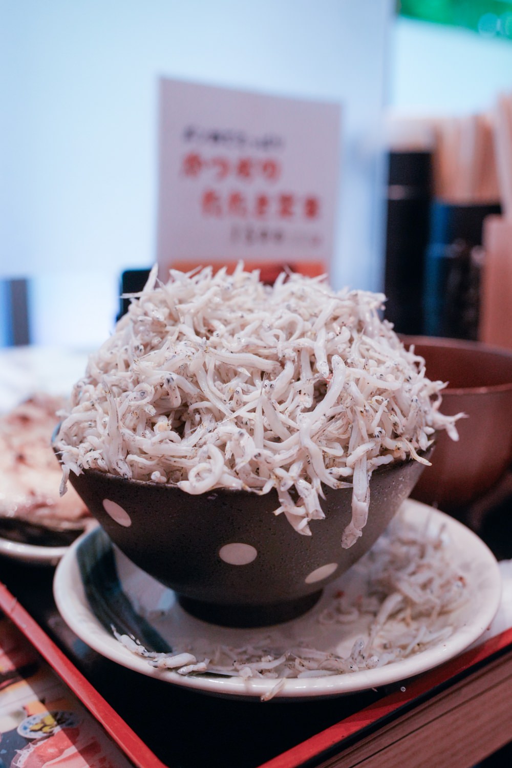 食・東京 月島|魚菜はざま|激推每樣都新鮮好吃,價格划算到爆炸的海鮮定食,下次我一定要吃到1800日圓的木盒海膽定食!魚漿夫妻的東京私藏美食,值得一訪! - 第14張圖