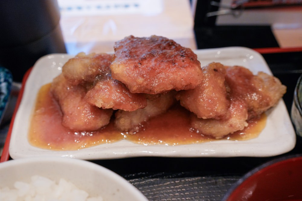 食・東京 月島|魚菜はざま|激推每樣都新鮮好吃,價格划算到爆炸的海鮮定食,下次我一定要吃到1800日圓的木盒海膽定食!魚漿夫妻的東京私藏美食,值得一訪! - 第12張圖