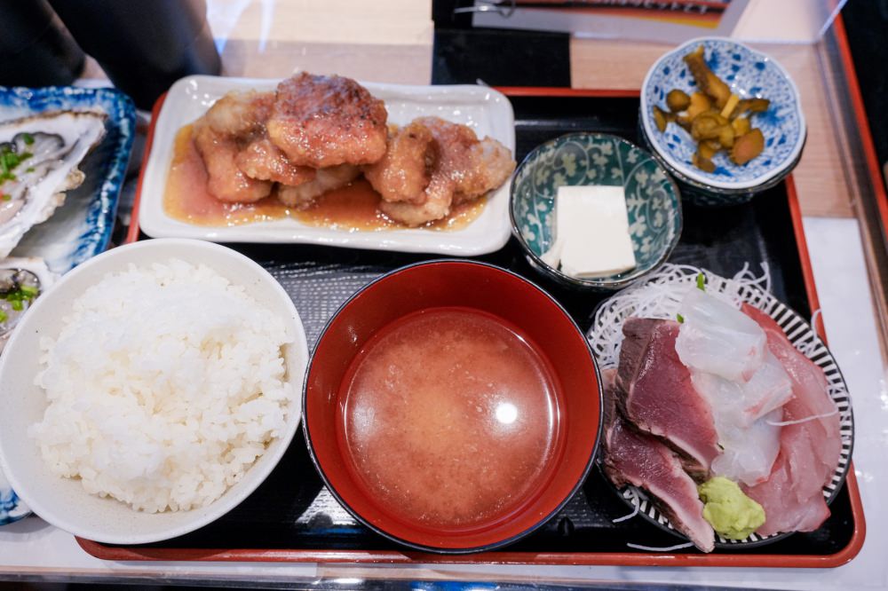 食・東京 月島|魚菜はざま|激推每樣都新鮮好吃,價格划算到爆炸的海鮮定食,下次我一定要吃到1800日圓的木盒海膽定食!魚漿夫妻的東京私藏美食,值得一訪! - 第11張圖
