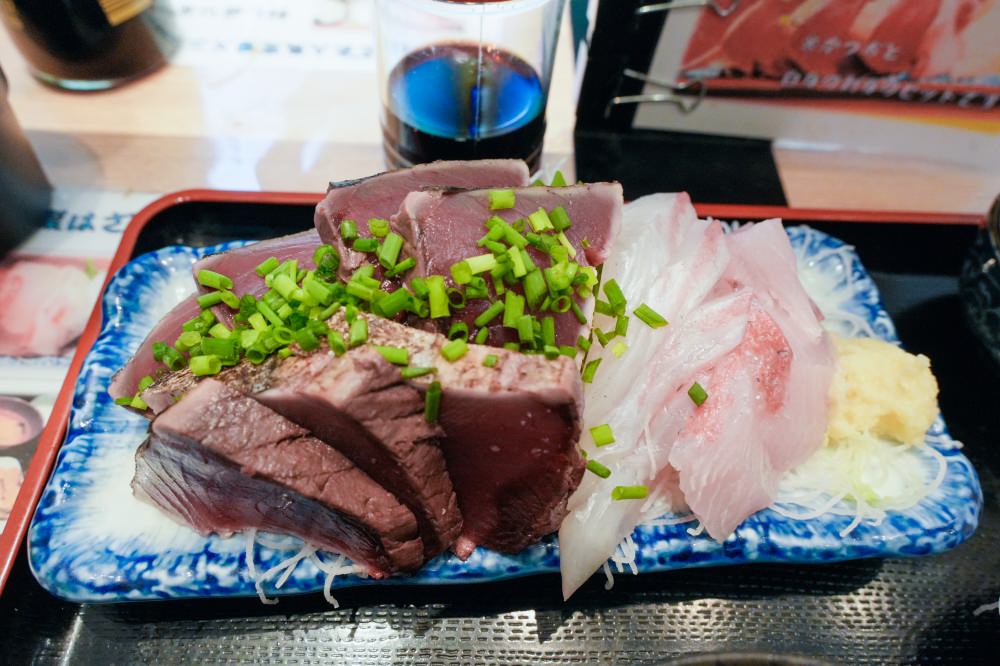 食・東京 月島|魚菜はざま|激推每樣都新鮮好吃,價格划算到爆炸的海鮮定食,下次我一定要吃到1800日圓的木盒海膽定食!魚漿夫妻的東京私藏美食,值得一訪! - 第8張圖