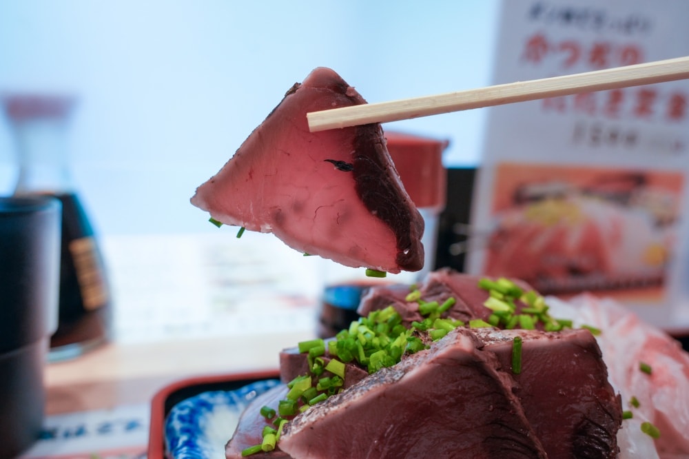 食・東京 月島|魚菜はざま|激推每樣都新鮮好吃,價格划算到爆炸的海鮮定食,下次我一定要吃到1800日圓的木盒海膽定食!魚漿夫妻的東京私藏美食,值得一訪! - 第7張圖
