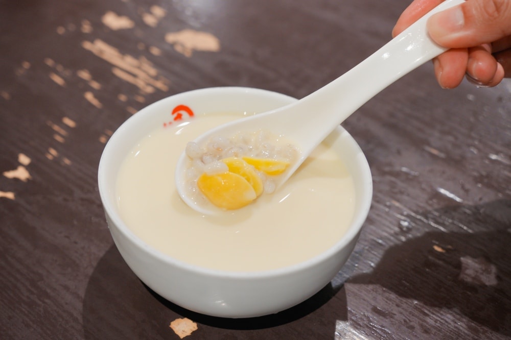 食・香港 佐敦|佳佳甜品|這碗芝麻糊根本黑金!連續獲得米其林必比登推薦,吃完我差點想搬來對面住! - 第3張圖