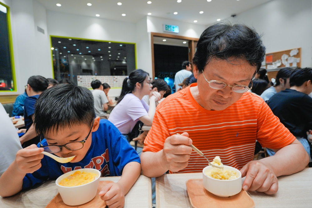 食・香港 灣仔|C Dessert|天王劉德華愛的糖水店,4歲到70歲全家都被圈粉,榴槤水晶珠、龍眼椰果冰一吃就上癮! - 第1張圖